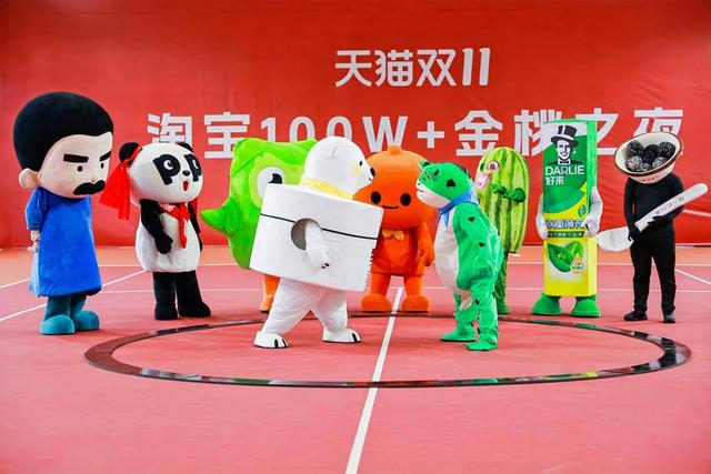 （图：金桃之夜今年新增的运动会环节，品牌公仔大展身手）