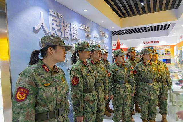 10月23日，湖南路模范女子民兵连参观开山岛“荣誉室”。李慎凯 摄