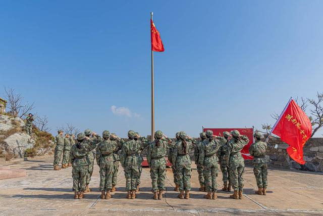 10月23日，湖南路模范女子民兵连在开山岛举行升国旗仪式。李慎凯 摄