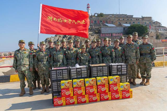 10月23日，湖南路模范女子民兵连成员慰问开山岛守岛民兵。李慎凯 摄