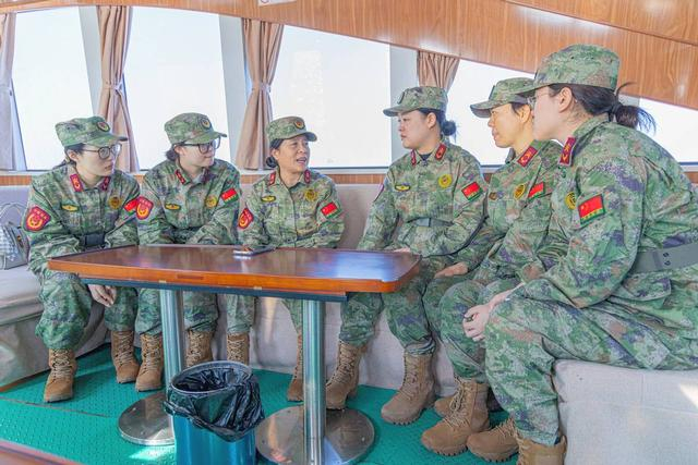 10月23日，在前往开山岛的船上，王仕花和女民兵亲切交谈。李慎凯 摄