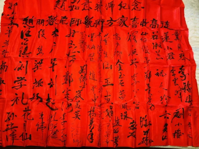 拜师会上的嘉宾签名纪念，大家能找到赵丽蓉先生签名在哪吗？