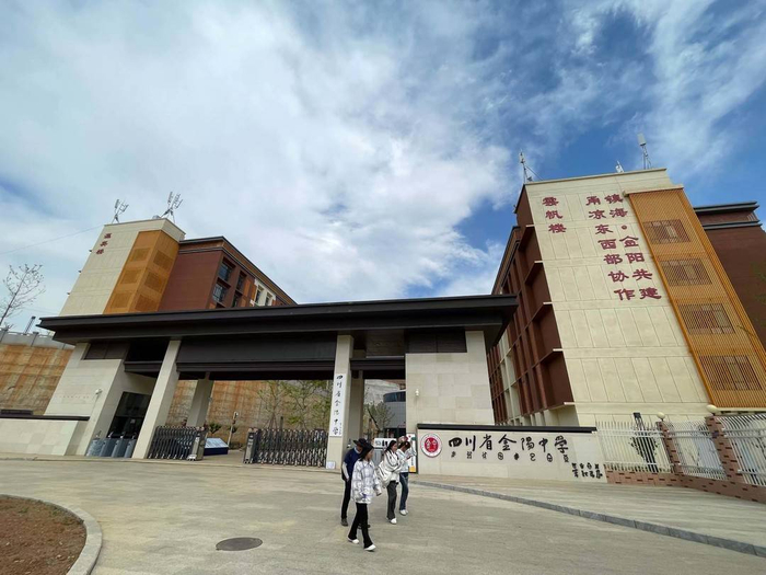 这个成绩,是老师自身的勤奋努力和金阳中学精心培养的结果,更离不