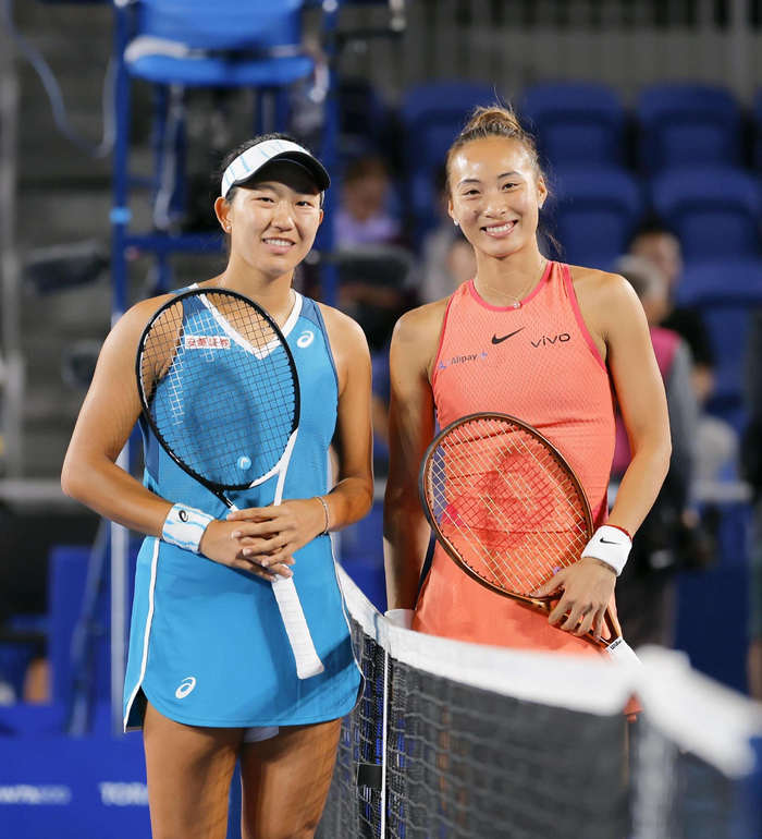 郑钦文（右）和日本选手内岛萌夏在赛前合影。  图/新华社