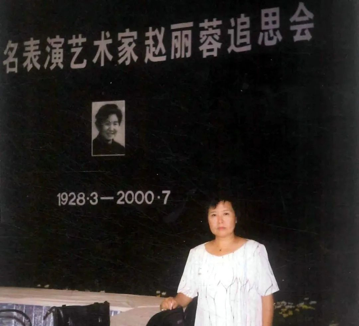 在师父的追思会上。