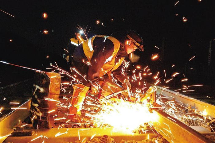     夏官营陇海场至夏官营货车线路所区段换轨大修现场