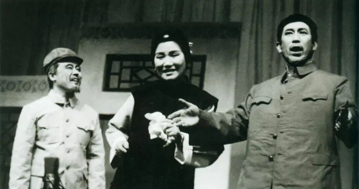 赵丽蓉在《弄假成真》中成功塑造了“小白鞋”这一极具特色的评剧角色。资料图片