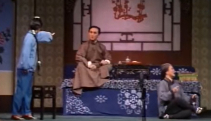 上世纪八十年代与谷文月演出的《杨三姐告状》。舞台版截图。