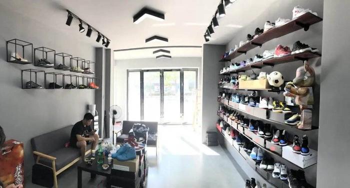 阿威门店内的鞋子 受访者供图