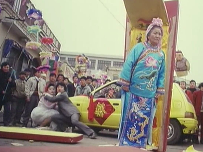 图为电影《孝子贤孙伺候着》截图。追思会上，陈佩斯哭着说往事，大家也哭着听。