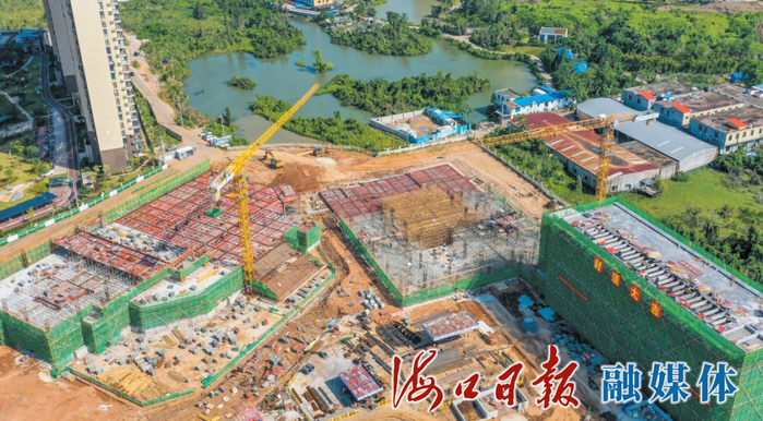 10月24日，海口市梧桐学校项目现场，塔吊、车辆忙碌运转，一派繁忙景象。海口日报融媒体记者 康登淋 摄