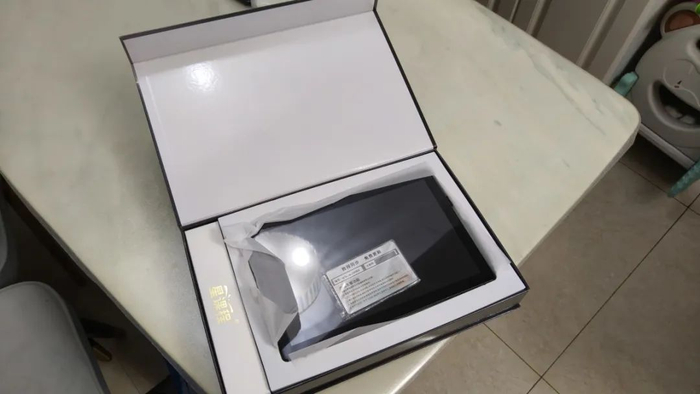 现场“免费”发放的学习机。本文照片均由杨绪忠摄