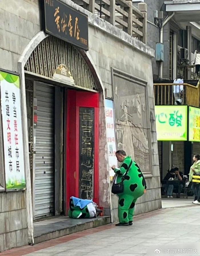 青蛙里面居然有老人，请大家温柔一点！