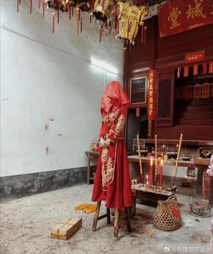 某地风俗，新娘子出嫁要先在宗族祠堂辞拜祖先，才能上婚车嫁到男方家…