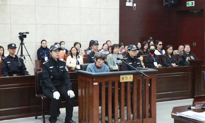 余华英接受审判 来源：贵阳中院公众号