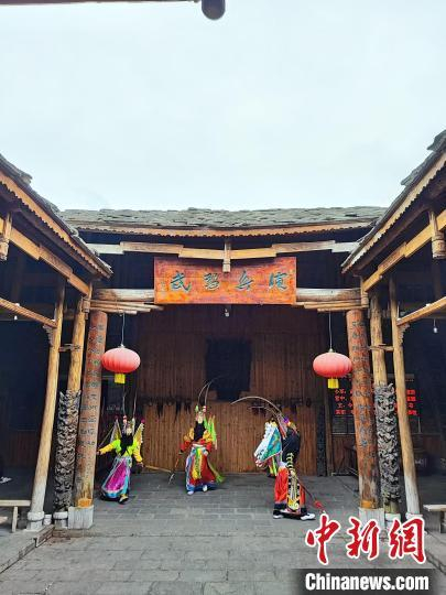 资料图：天龙屯堡里的地戏演出。石小杰 摄