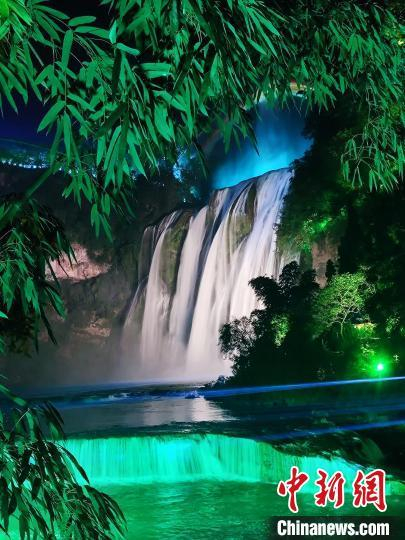 资料图：黄果树大瀑布夜景。石小杰 摄