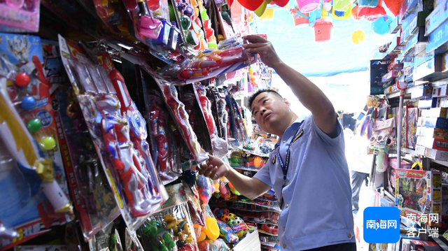 执法人员对博爱南玩具零售批发店突击检查。记者 蒙健 摄
