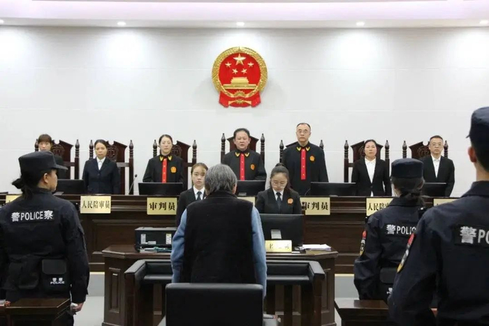 余华英接受审判 来源：贵阳中院公众号