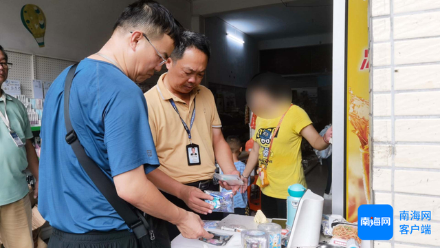 执法人员对带有金属针头的注射器玩具进行查封。记者 蒙健 摄