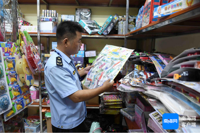 执法人员查获“三无”针管玩具。记者 蒙健 摄