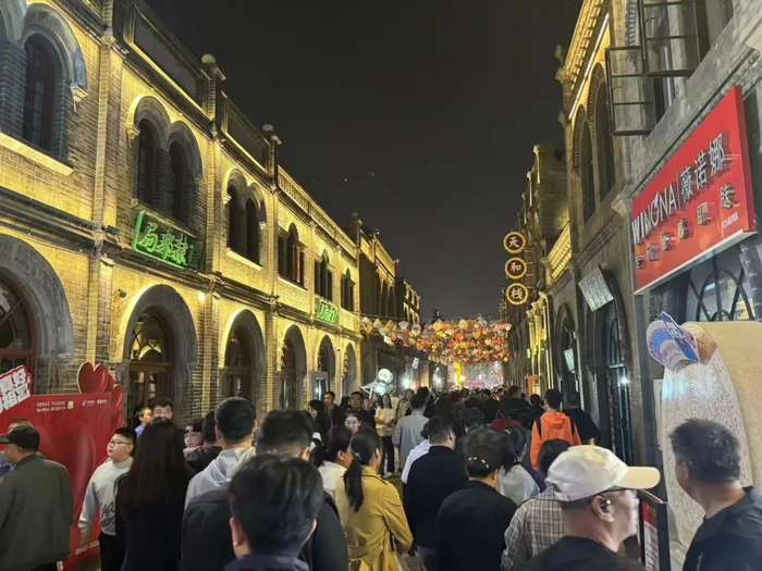 西大街人潮涌动。市文广旅局供图