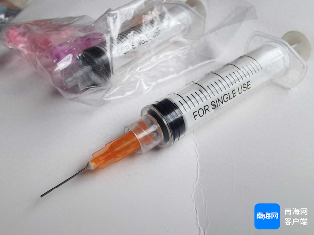 执法人员查获的带有金属针头的注射器玩具。记者 蒙健 摄