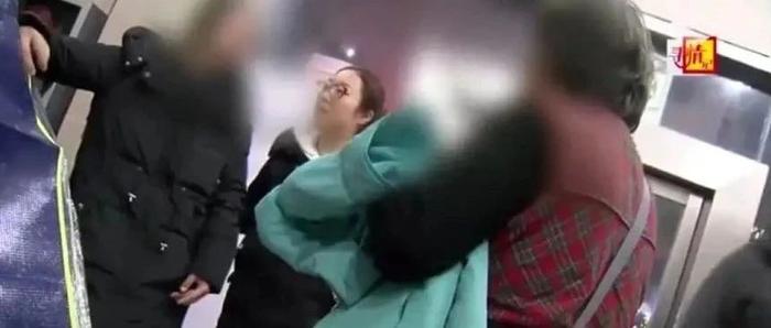 女硕士8年被辞31次成“神经病”，母亲10套房产不愿资助：是重男轻女还是自私自利？