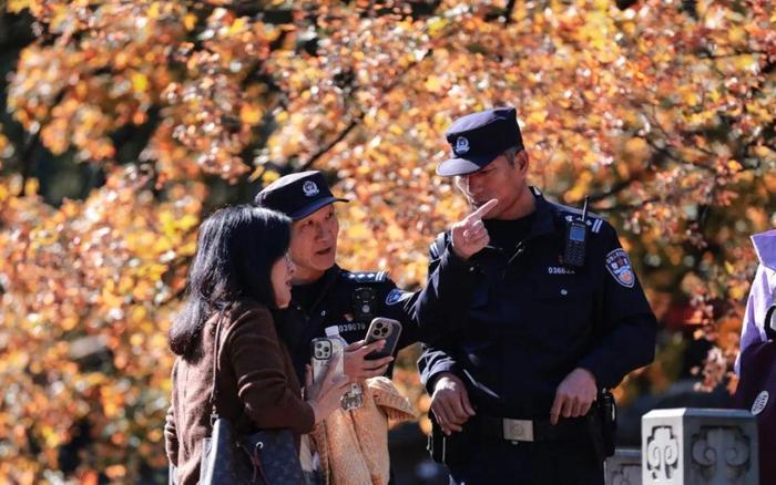 民警为游客指路。图源：海淀警方