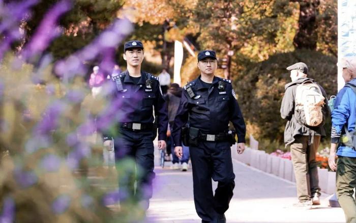 民警在园区值守。图源：海淀警方