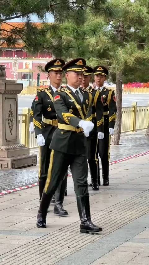 这六个穿制服马靴的兵哥哥,你最喜欢哪个?