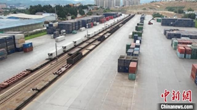 10月26日，位于中国西南的中铁联集昆明中心站内大量集装箱等待吊装中老铁路货运列车。陈畅 摄