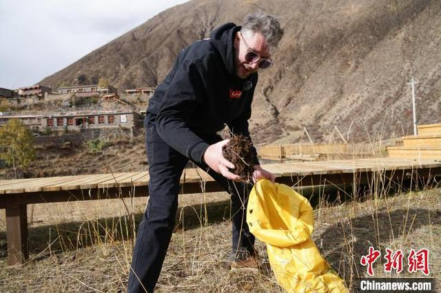 图为外国嘉宾体验捡拾牛粪。中新社记者 马铭言 摄 