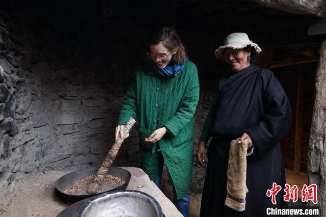 图为外国嘉宾体验炒青稞。中新社记者 马铭言 摄 