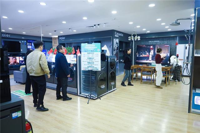 顾客挑选合适的洗衣机。