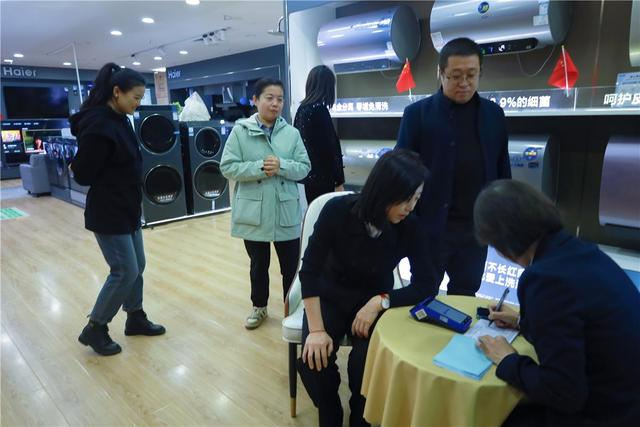 顾客经过挑选，选择合适商品签订订单。