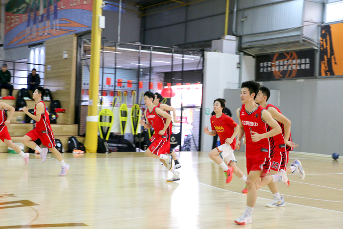 场"通过认证为契机,邀请魏秋月,齐广璞,郭伟阳三位奥运冠军到蒙自一中