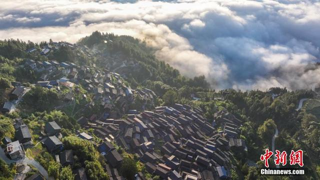 图为10月26日，贵州省黔东南苗族侗族自治州榕江县兴华乡摆贝苗寨秋景。（无人机照片）韦贵金 摄