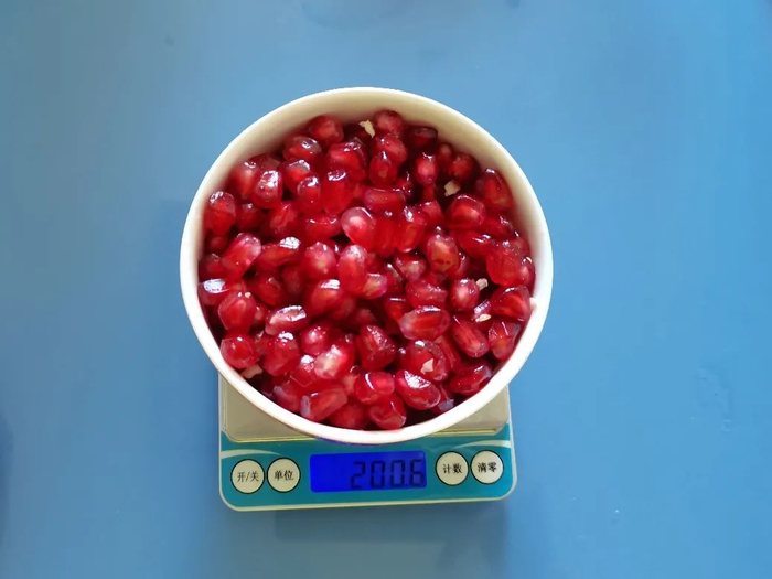 满满 1 小碗软籽石榴约 200 克。图片来源：作者拍摄