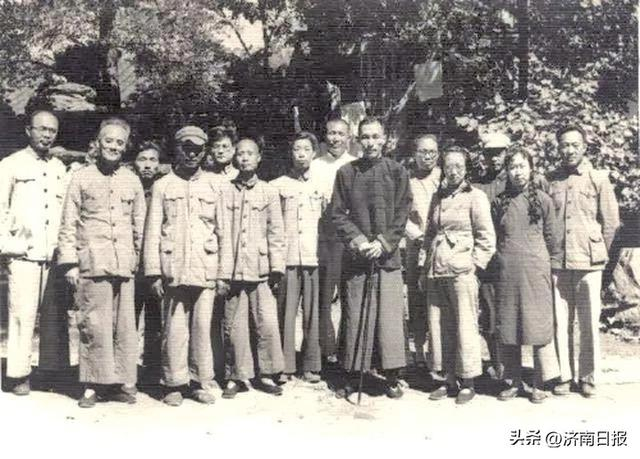 上世纪50年代初,梁思永在中国科学院考古研究所院中