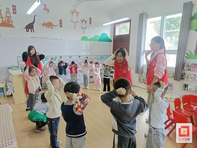 川轻化志愿者到和平幼儿园开展志愿活动