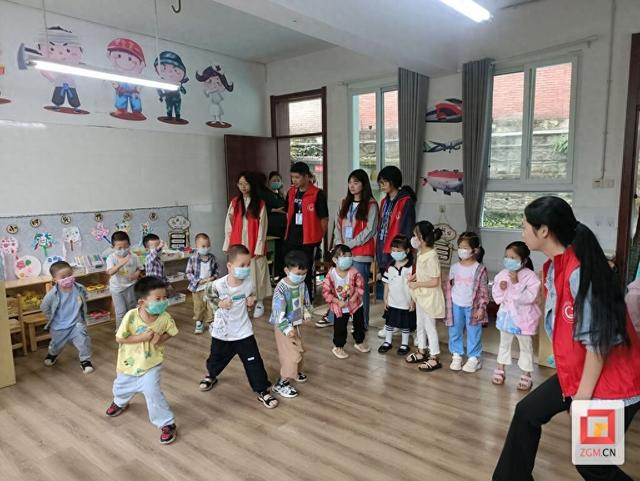 川轻化志愿者到和平幼儿园开展志愿活动