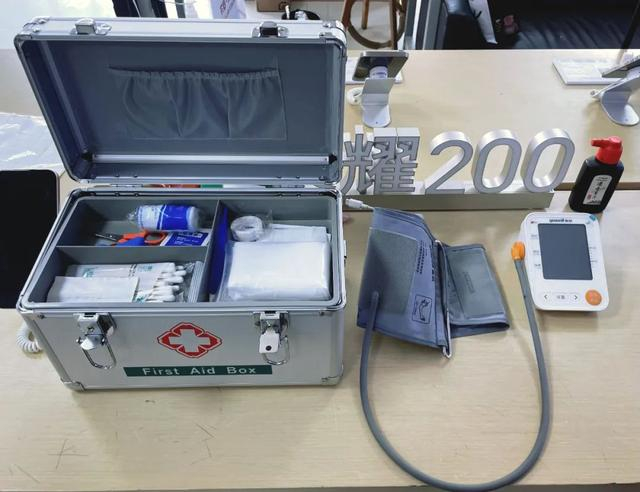 李琳为村里老人准备的血压仪和医药箱。受访者供图