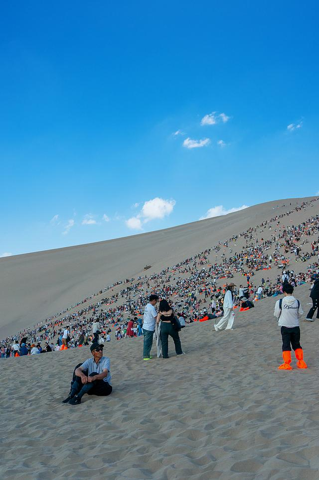 2024年6月30日，甘肃敦煌，月牙泉景区万人星空演唱会。图片来源：视觉中国