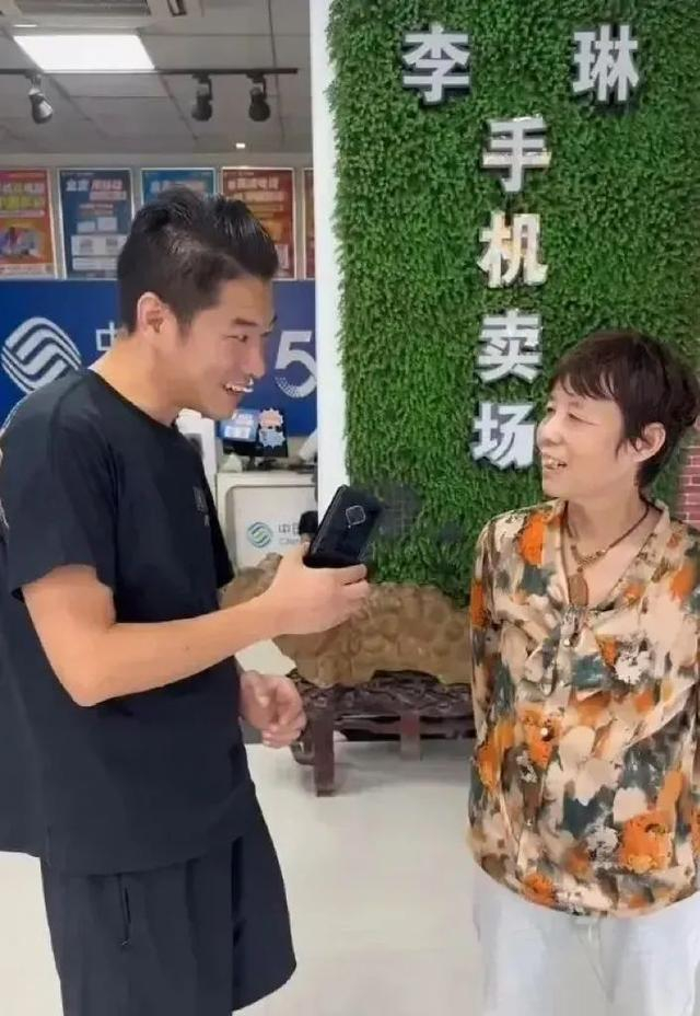 李琳与老年人沟通手机问题。受访者供图