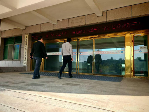 面对堆积如山的账目和日渐冷落的酒店经营情况,汤慧妍陷入沉思.