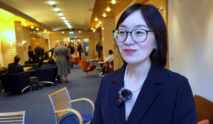 ▲拼多多企业发展副总裁王海薇在2024世界粮食论坛活动间隙接受媒体采访