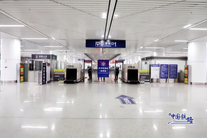 本地看点>正文>这座地下高铁站配备综合服务台,自助售票机,候车室