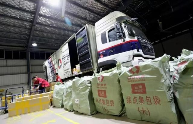 快递企业在收件装车。图源：扬子晚报