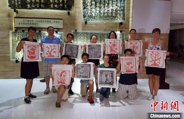 外国游客体验桂林石刻传拓技艺，并展示自己的作品。 桂海碑林博物馆供图